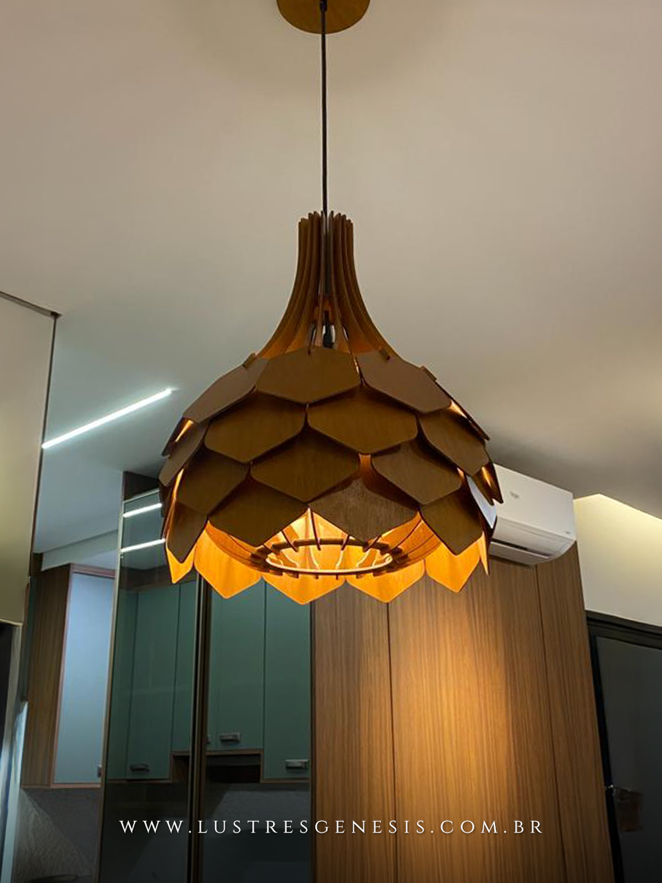 Luminária pendente moderna Pinha com acabamento em madeira Lustres Gênesis loja online venda de Lustres e Iluminação